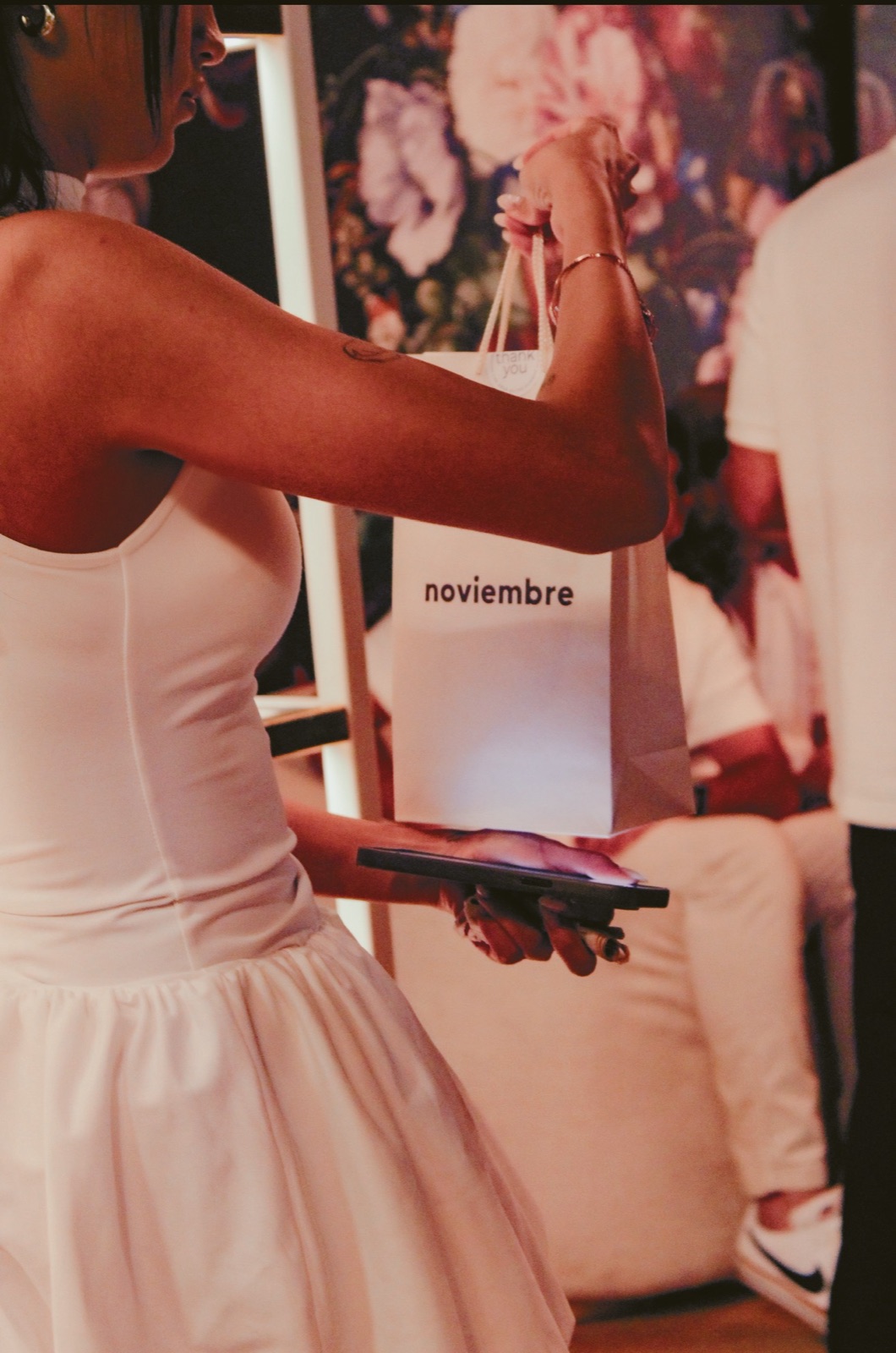 A noviembre bag on the way out