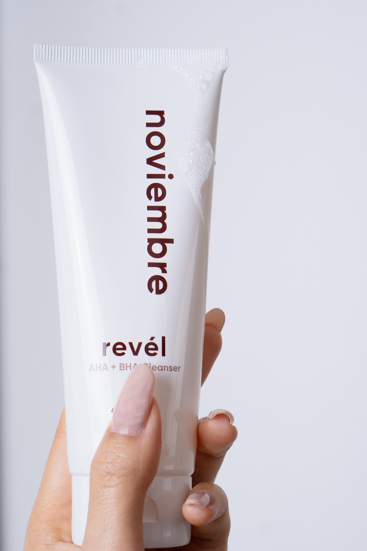 El tubo de rev&eacute;l en la mano